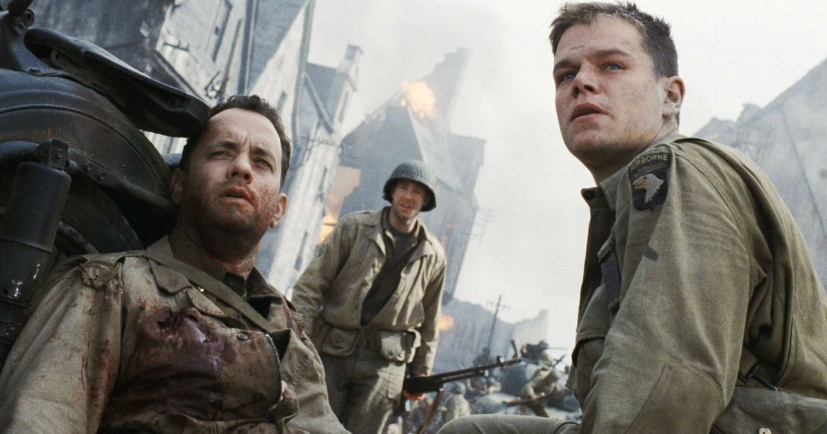 Tom Hanks e Matt Damon durante uma cena de batalha no filme O Resgate do Soldado Ryan