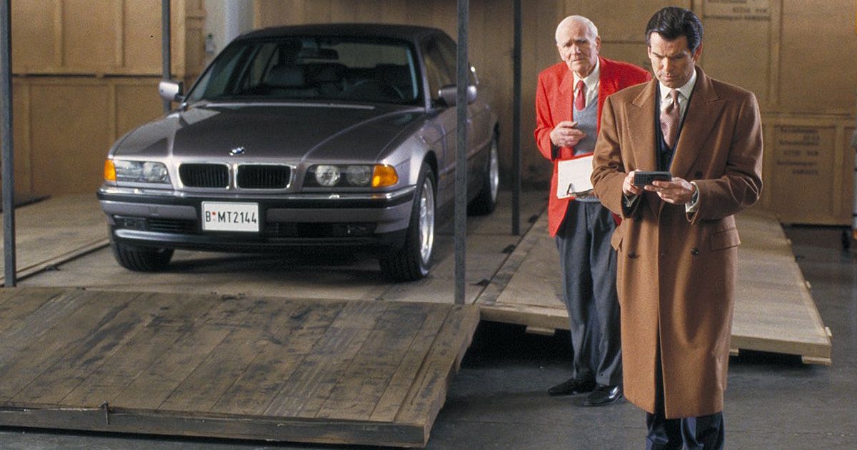 Q, Bond, BMW 750iL em Tomorrow Never Dies (1997)