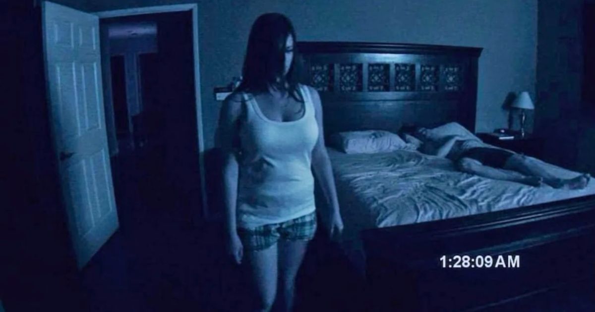 Atividade Paranormal Katie em pé