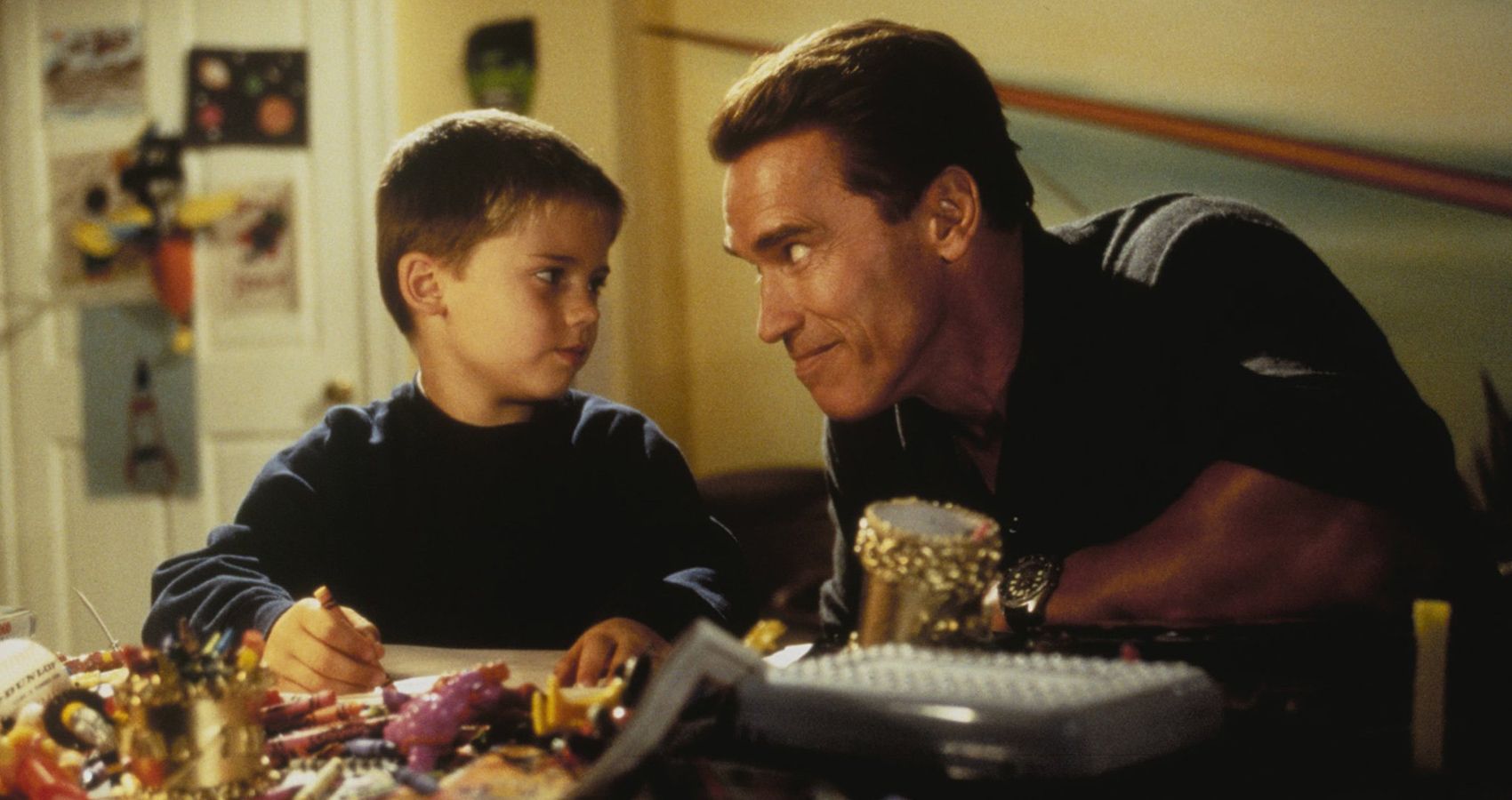 Arnold Schwarzenegger and Jake Lloyd in Jingle All the Way (1996)