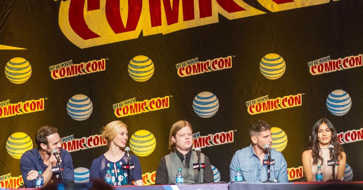 Cast of Daredevil at the 2015 New York Comic Con. (L:R: Charlie Cox, Deborah Ann Woll, Elden Henson, Jon Bernthal, Élodie Yung)