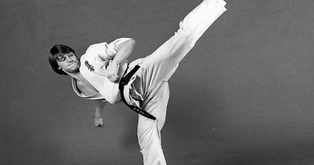 Dolph Lundgren duke bërë karate
