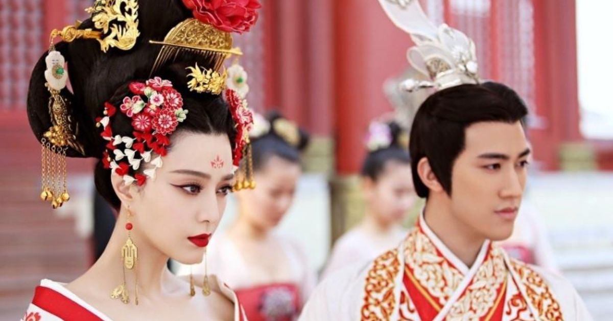 Woman stands next to man in Ancient Chinese court.