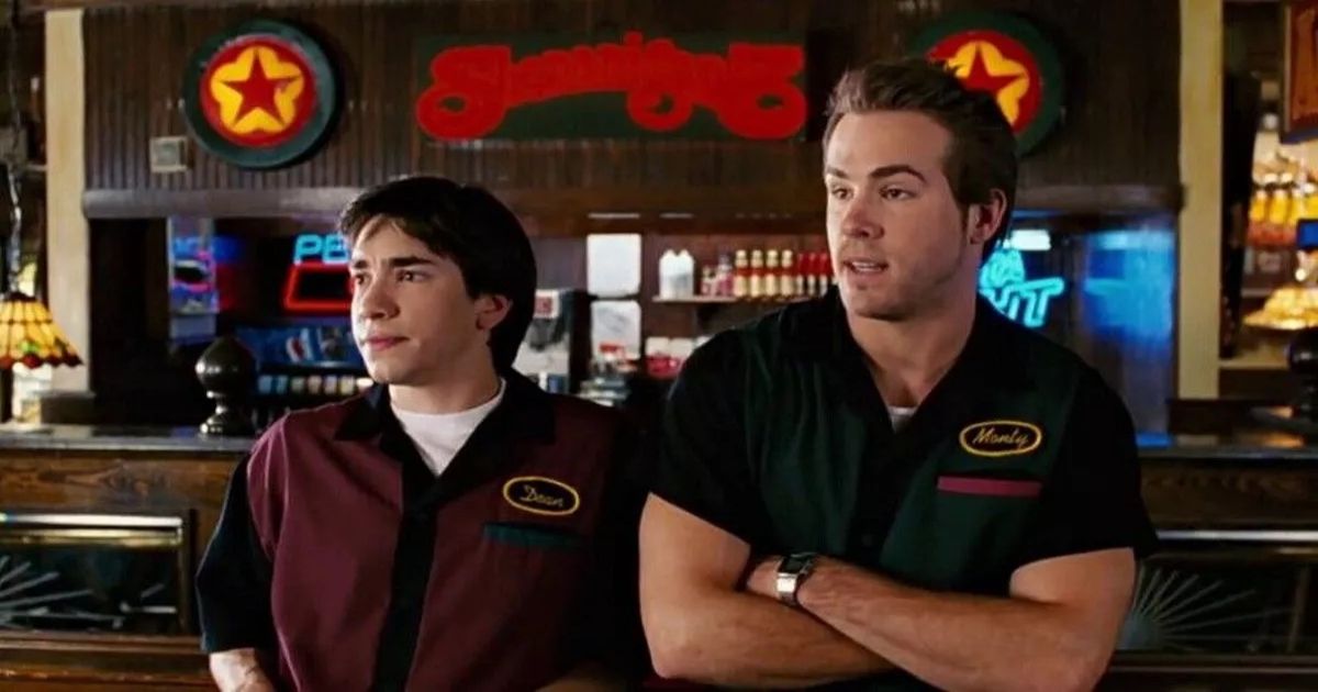 Justin Long and Ryan Reynolds in Waiting...