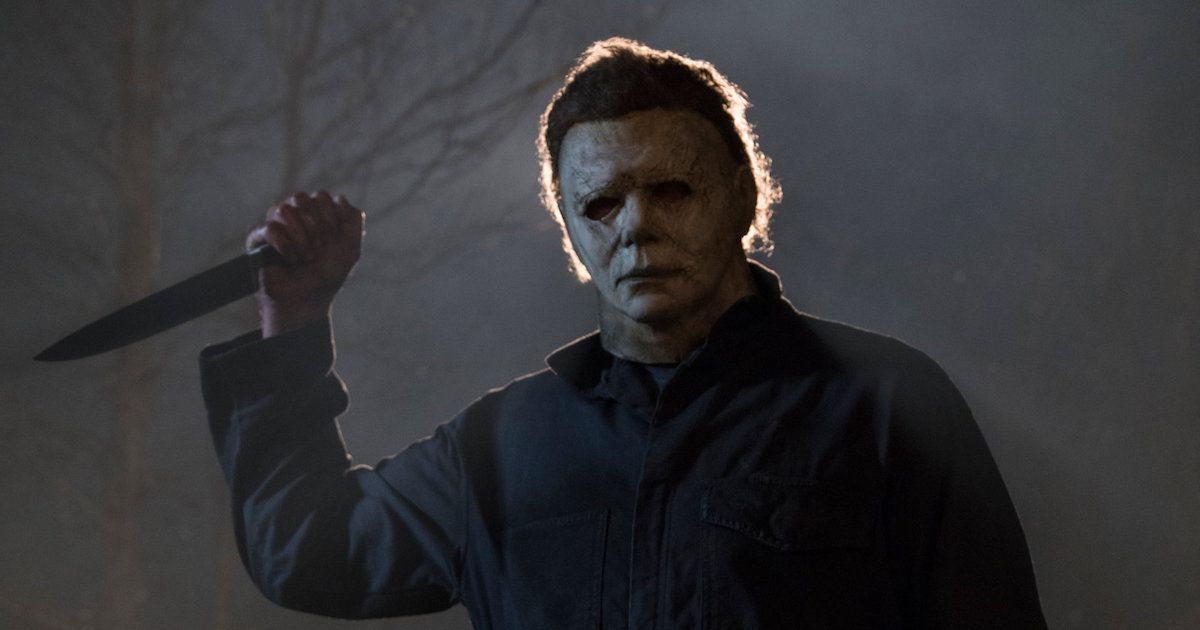 Michael Myers segurando uma grande faca de cozinha enquanto se prepara para atacar no Halloween (2018).