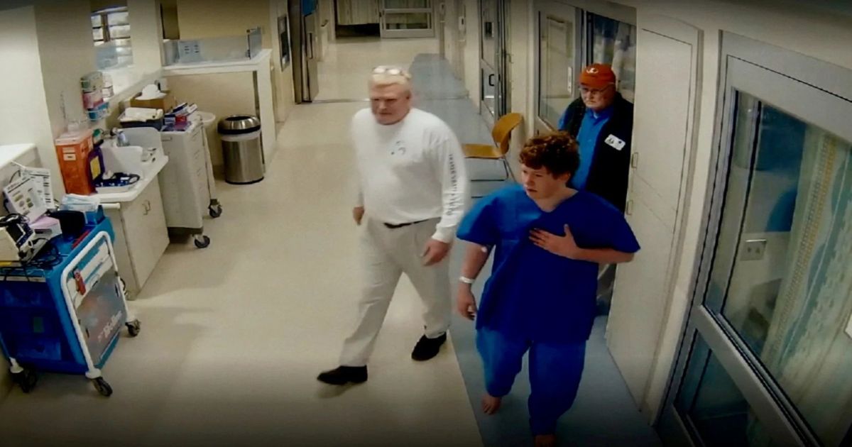 Paul Murdaugh saindo do quarto do hospital