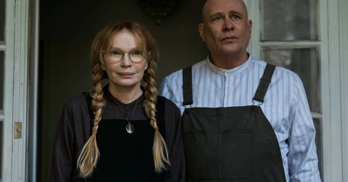 Mia Farrow and Terry Kinney in The Watcher