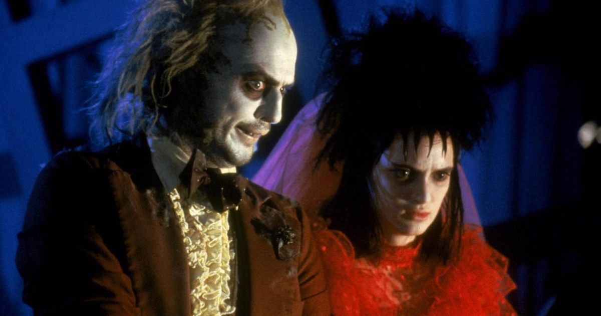 Michael Keaton como Beetlejuice e Winona Ryder como Lydia Deetz em um vestido de noiva