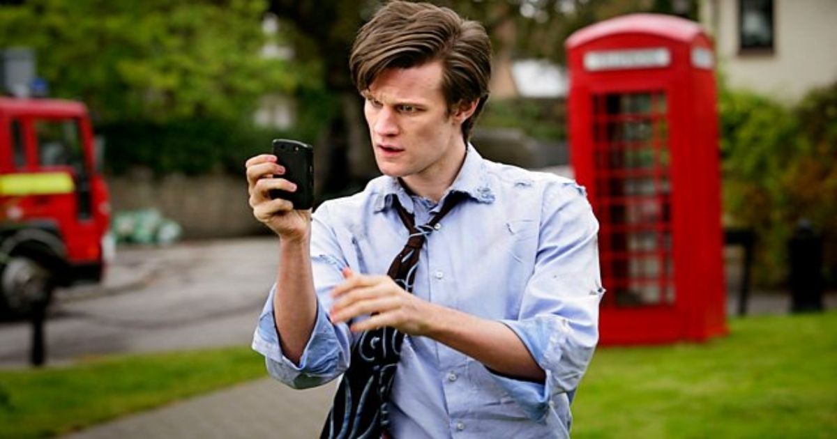 Matt Smith's 11th Doctor trying to work cell phone