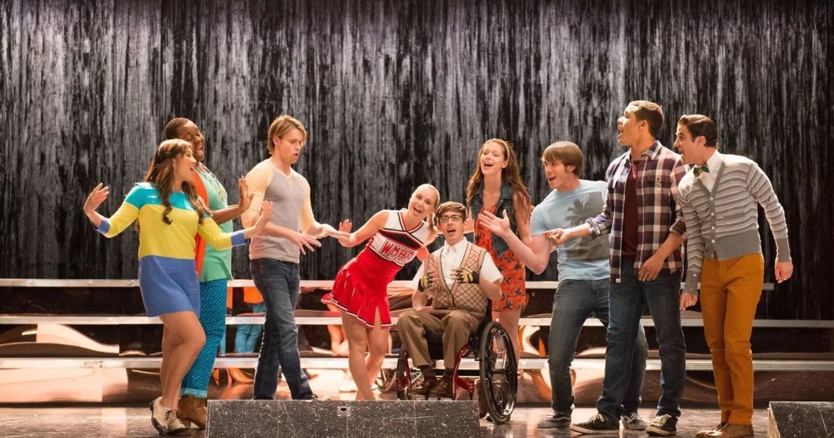 The cast of Glee onstage.