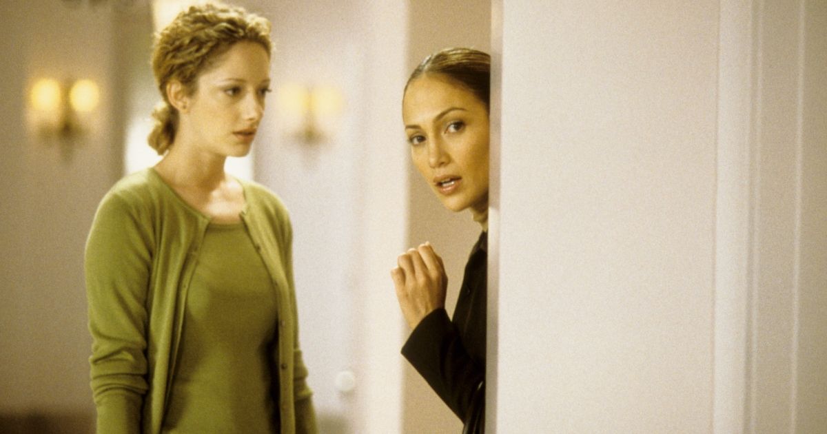 Judy Greer & Jennifer Lopez in The Wedding Planner