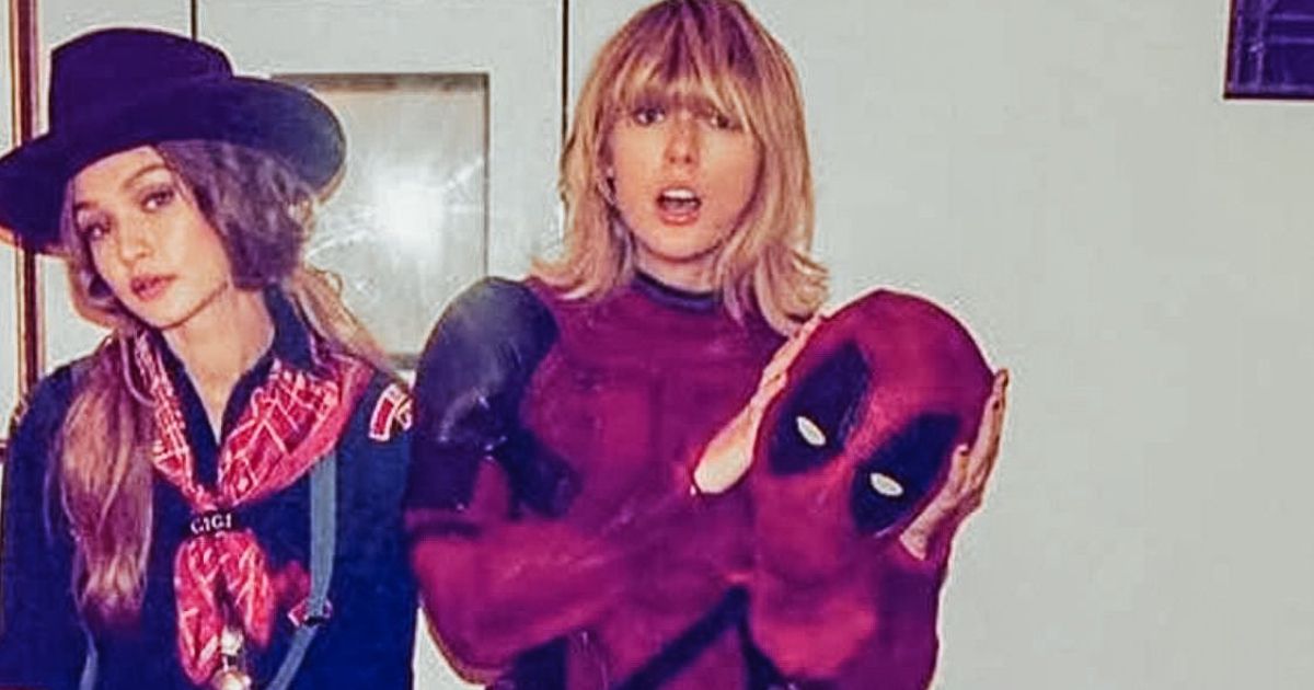 Taylor Swift dans une tenue de Deadpool