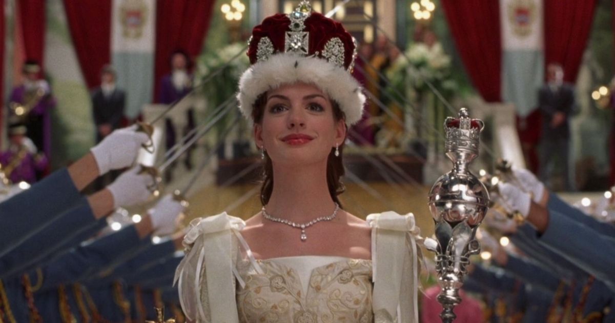 Anne Hathaway como Rainha Mia em The Princess Diaries 2: Royal Engagement.