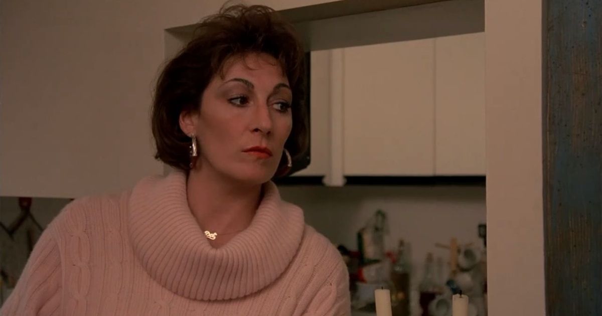 anjelica-huston-crimes-and-misdemeanors (1)