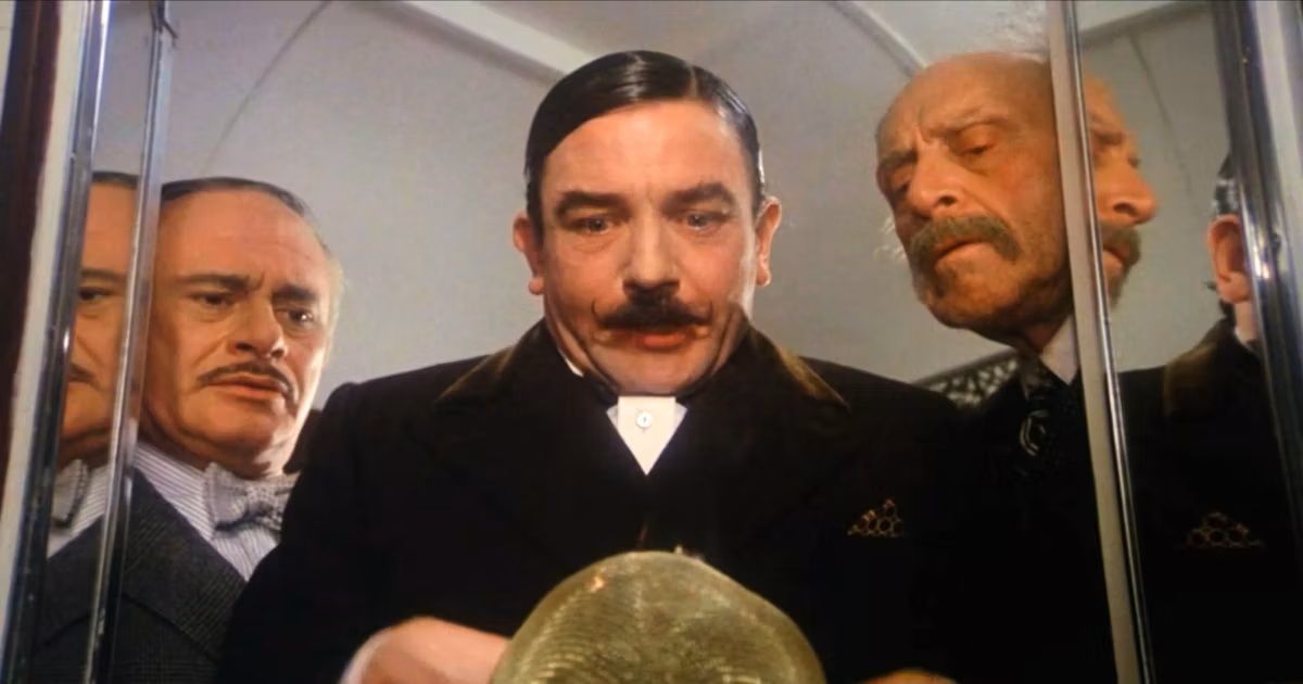Hercule Poirot et d'autres dans Le Meurtre de l'Orient Express (1974)