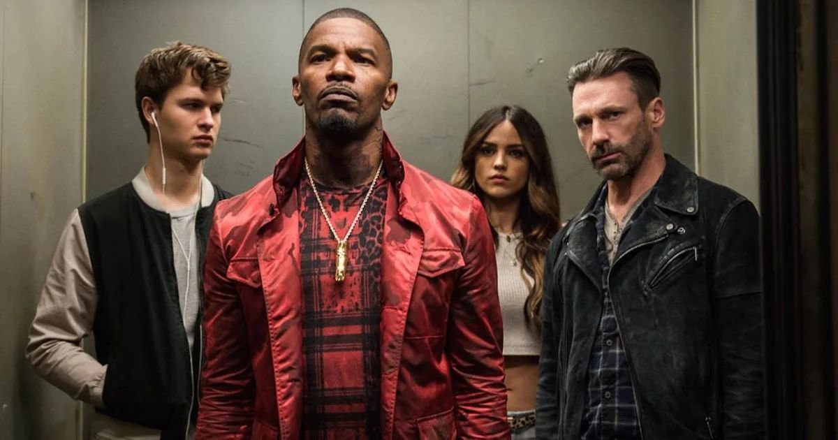 Jon Hamm, Jamie Foxx, Eiza González e Ansel Elgort parados no elevador em Baby Driver.