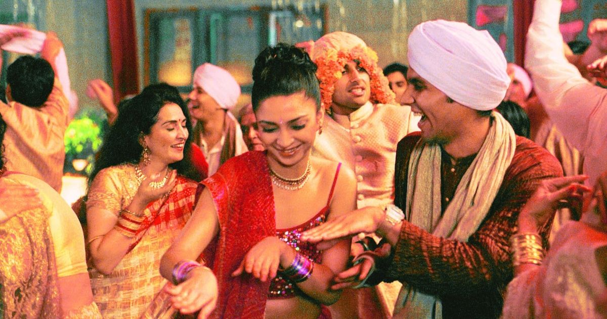 Casamento indiano onde as pessoas estão dançando