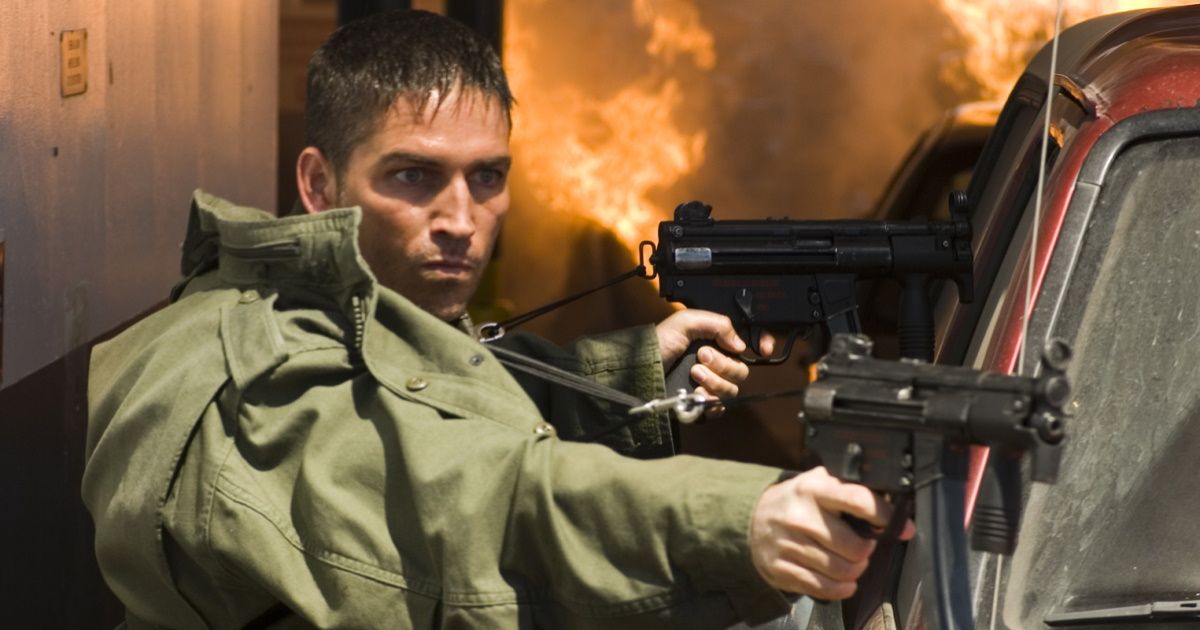 Jim Caviezel, as Carroll Oerstadt, fires machine guns in Deja Vu