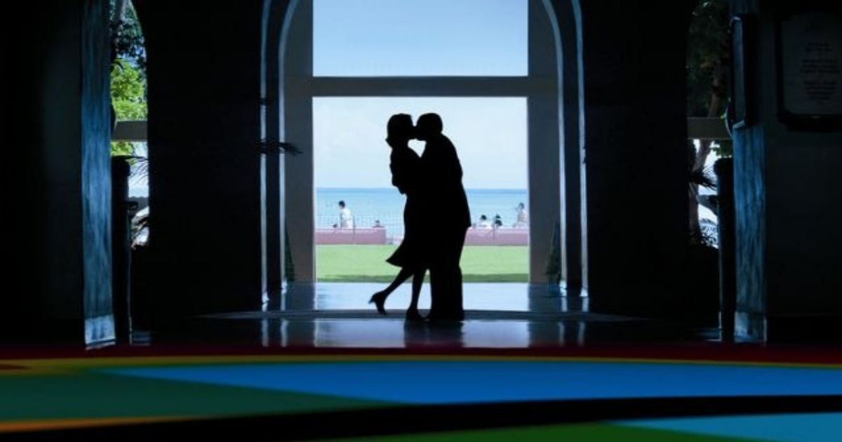 Emily Watson kisses Adam Sandler in Punch-Drunk Love