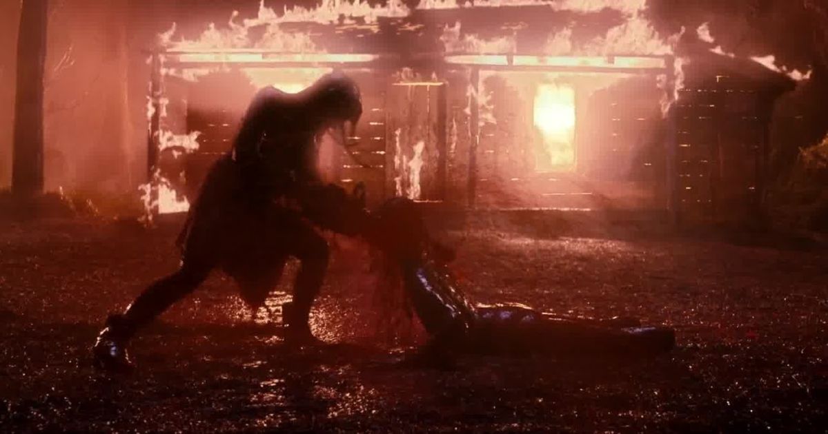 Duas pessoas brigam em uma chuva de sangue em Evil Dead 2013