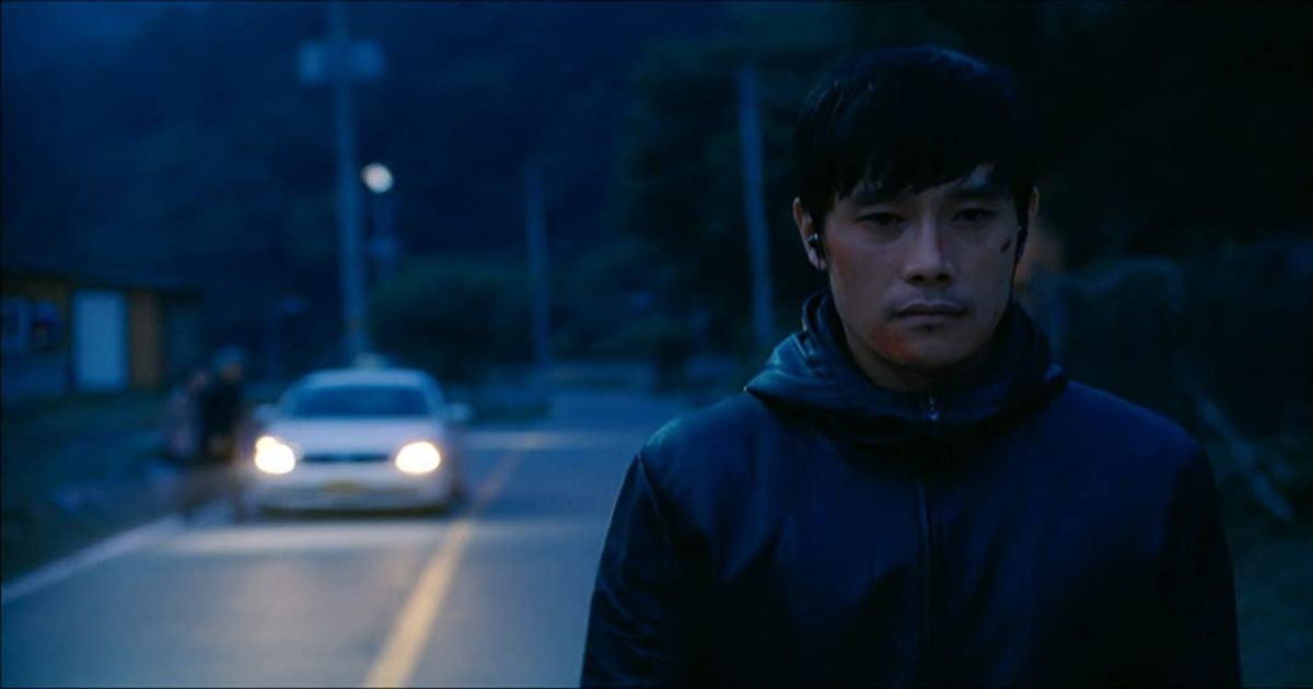 Lee Byung-hun andando por uma rua em I Saw the Devil