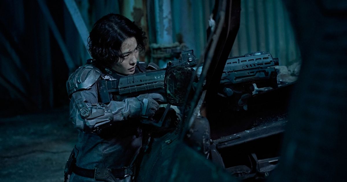 Jung E aims a gun Korean scifi movie on Netflix