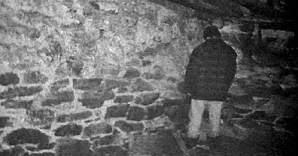 Mike stands facing the wall in The Blair witch Project