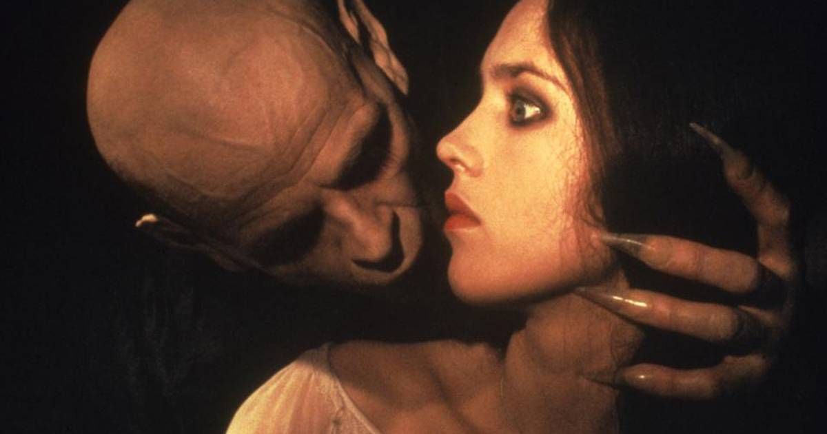 Klaus Kinski leans over to bite Isabelle Adjani in Nosferatu the Vampyr