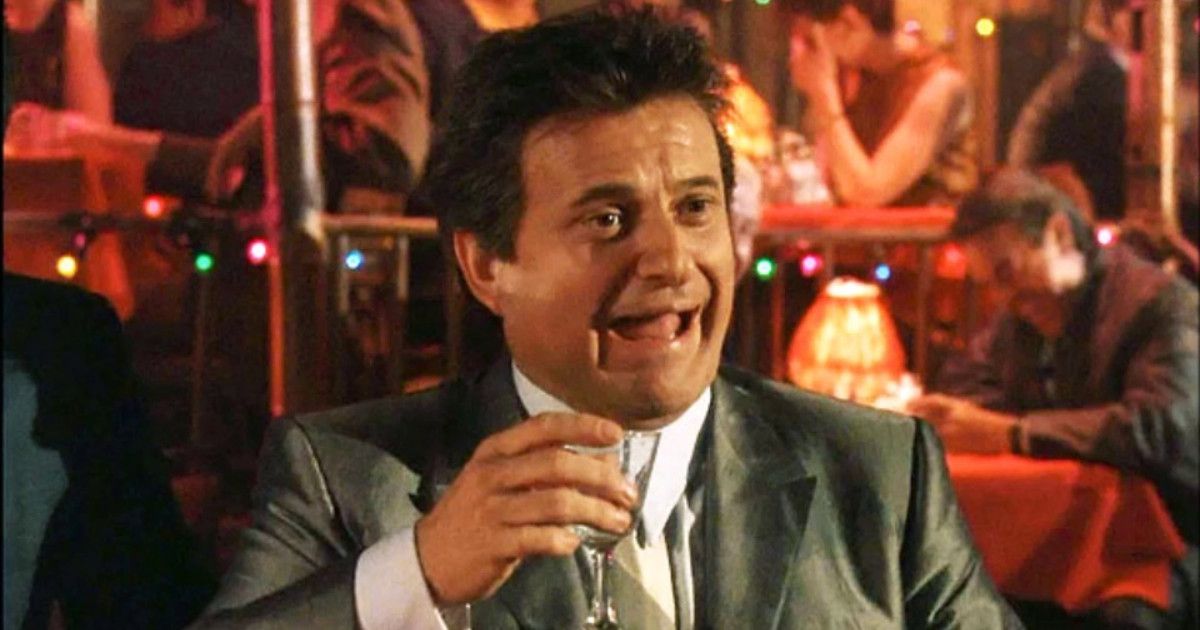 Tommy cracks jokes for his fellow mobsters in Goodfellas (1990)