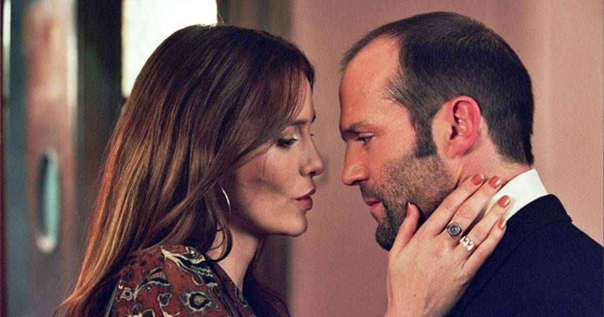 Saffron Burrows e Jason Statham em O Trabalho no Banco