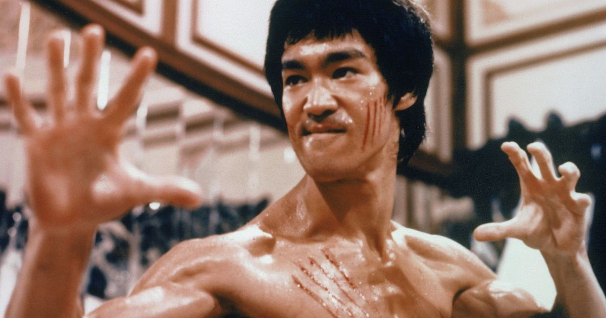 Bruce Lee em uma postura de Kung FU em Operação Dragão