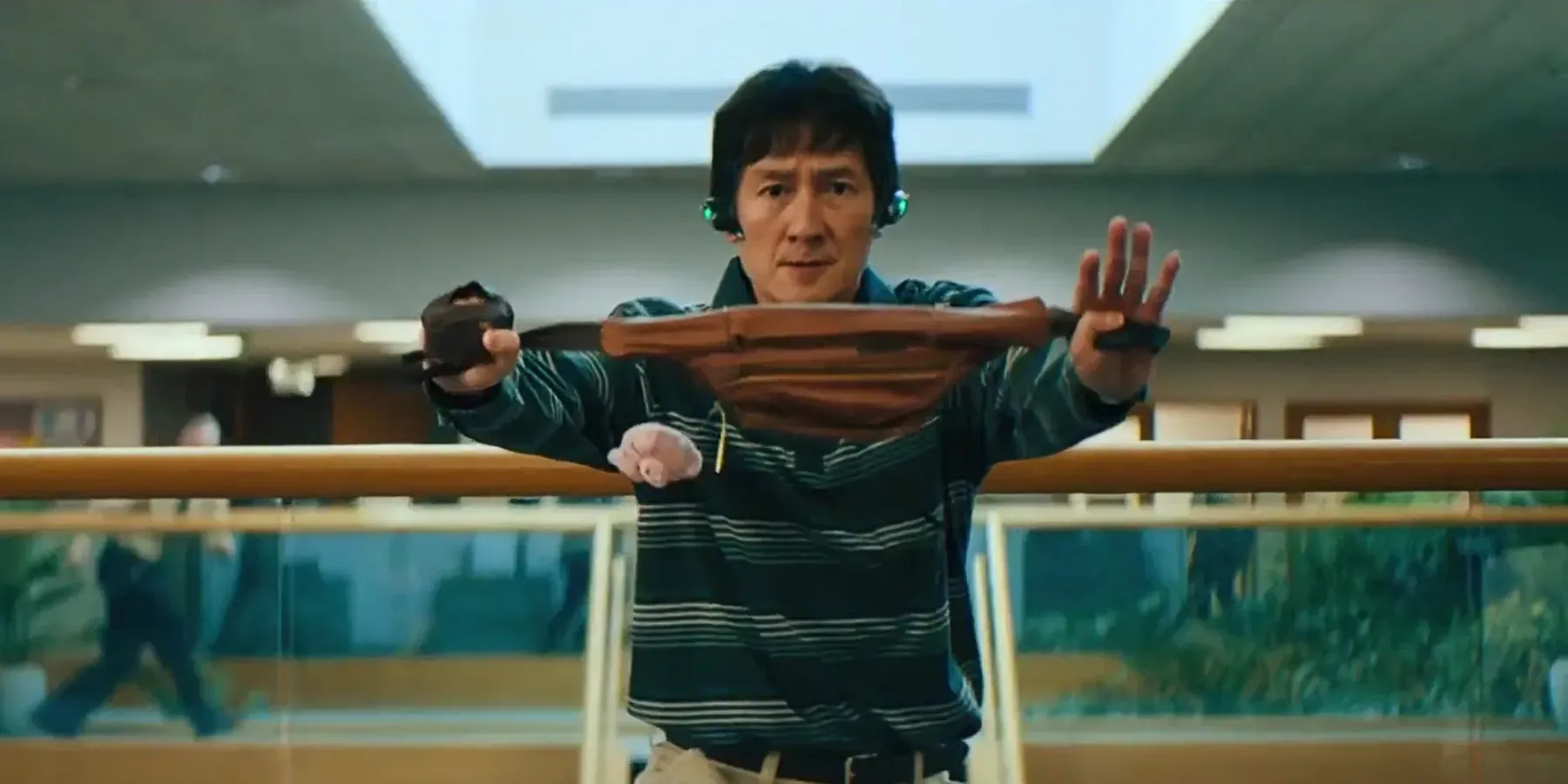 everything-everywhere-all-at-once-waymond-wang-ke-huy-quan-fanny-pack-fight-scene