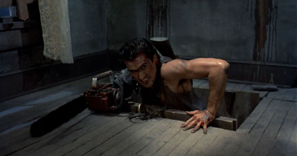 Bruce Campbell com o braço da serra elétrica em Evil Dead 2