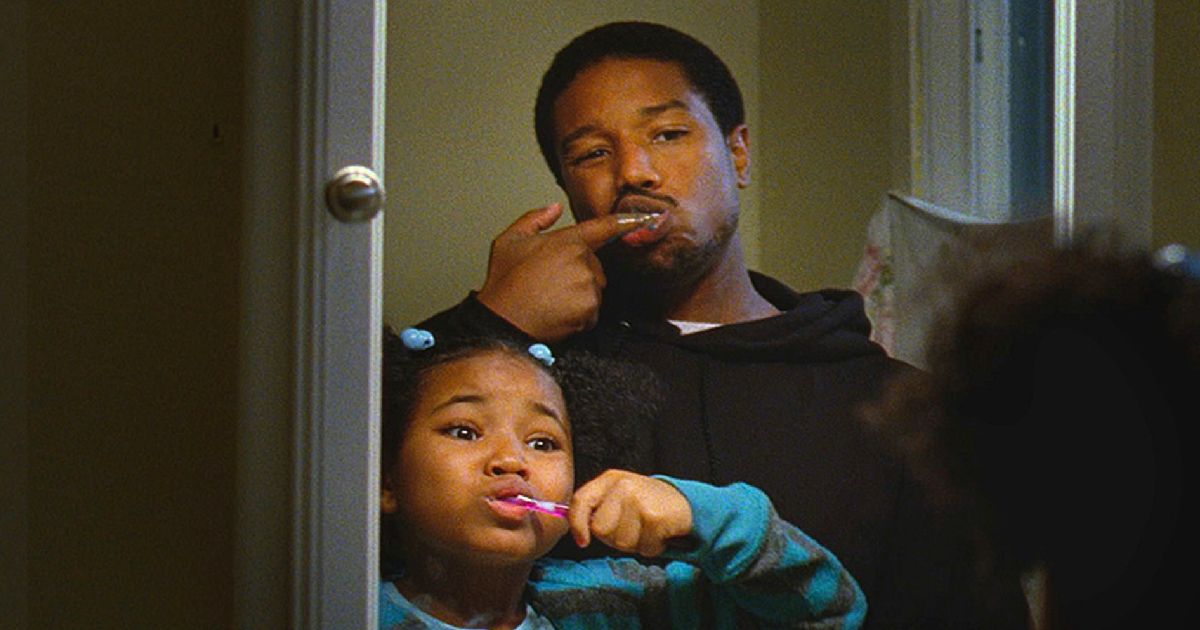 Michael B. Jordan e Ariana Neal escovam os dentes.