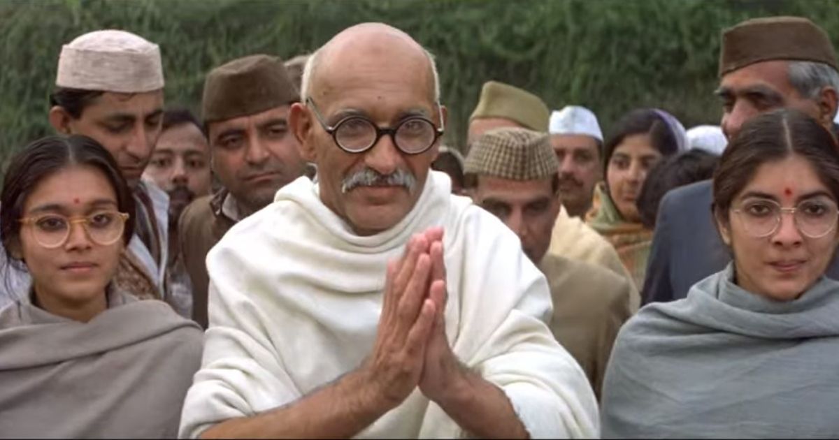 Ben Kingsley como Mahatma Gandhi com os seguidores de Gandhi