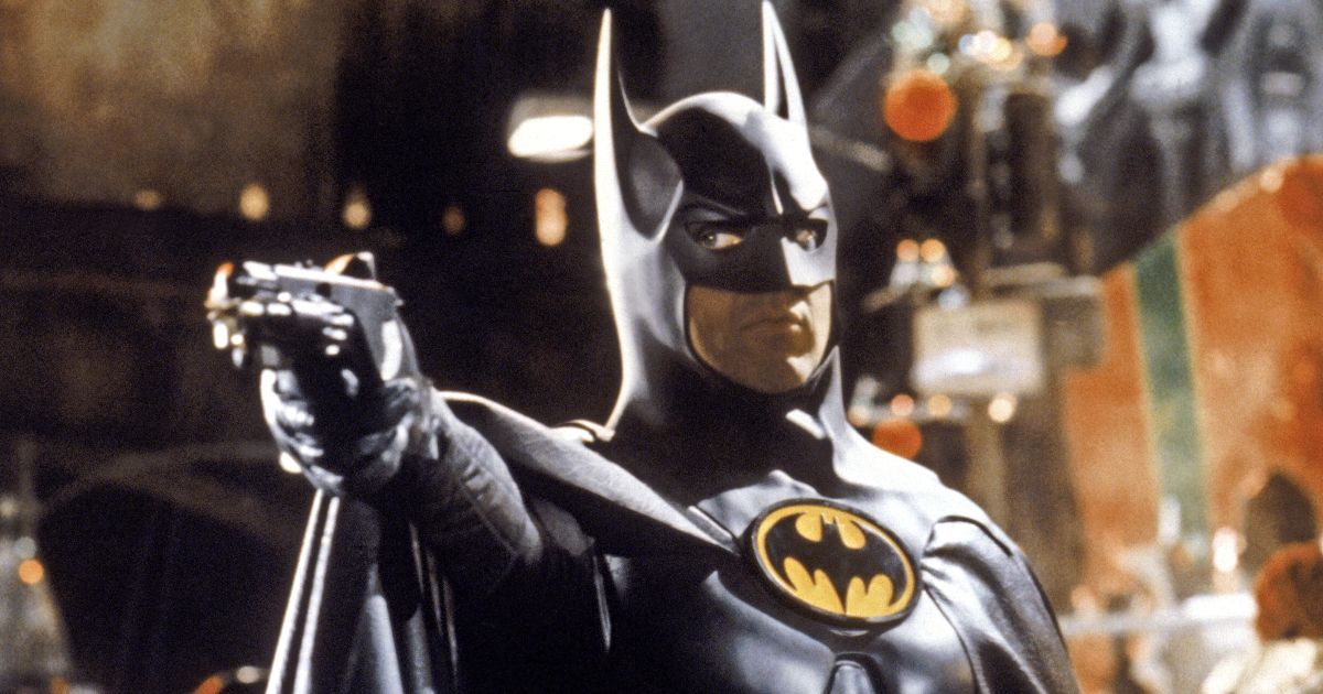 Michael Keaton Batman llevando Batgen