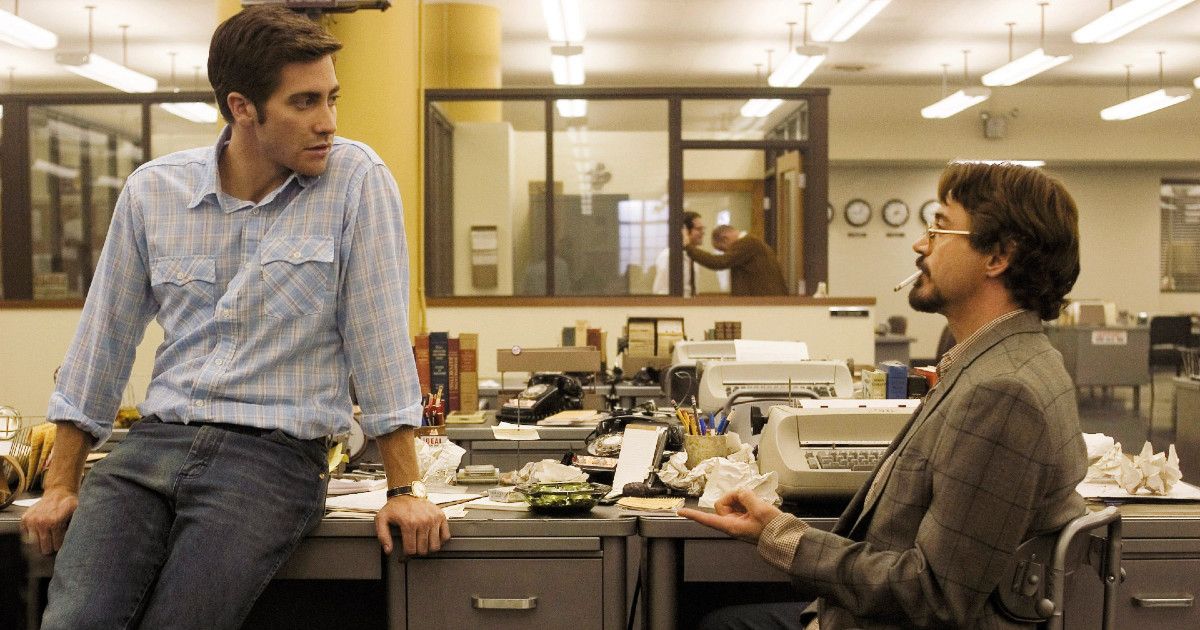 Jake Gyllenhaal and Robert Downey Jr discuss something in an office building in the film Zodiac 2007