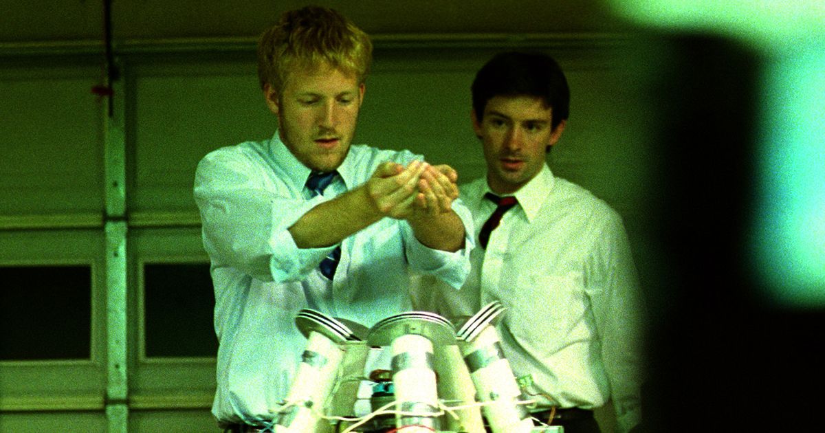 Shane Carruth as Aaron and David Sullivan as Abe in Primer (2004).