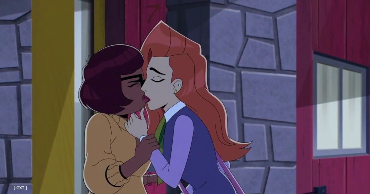 Daphne kisses Velma to stop her panic attack