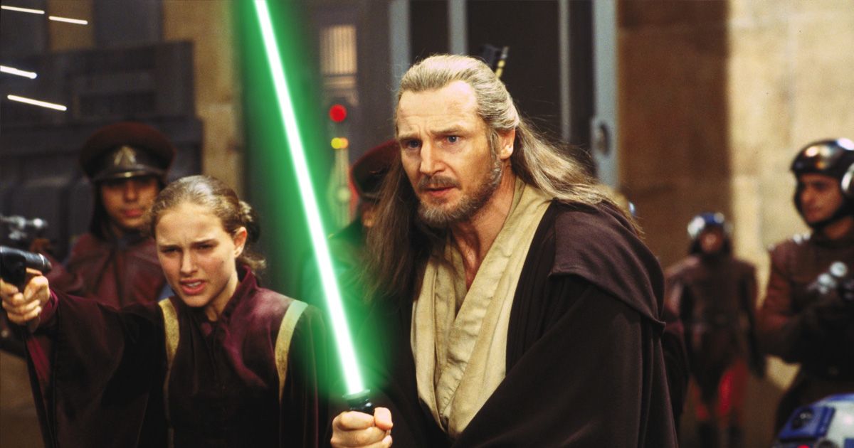 Qui Gon Jin holding his green lightsaber with Padme next to him pointing a gun and a group of people behind them