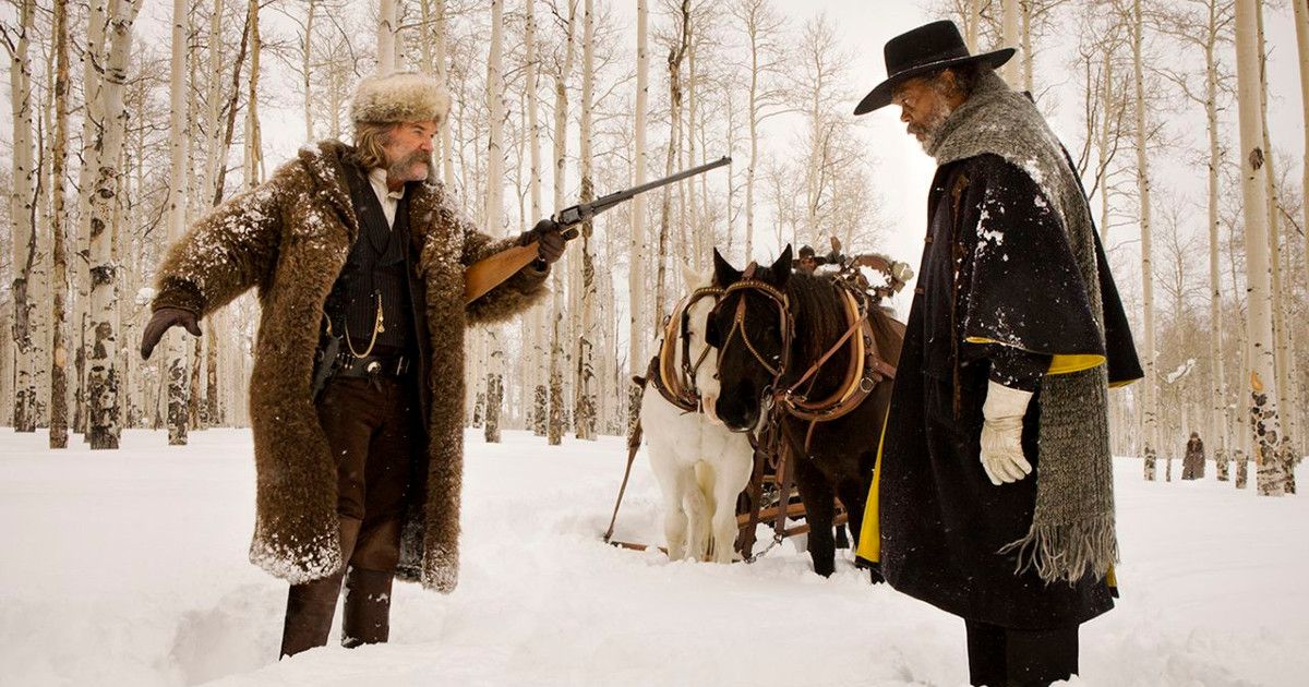 Kurt Russell aponta arma para Samuel L. Jackson em The Hateful Eight