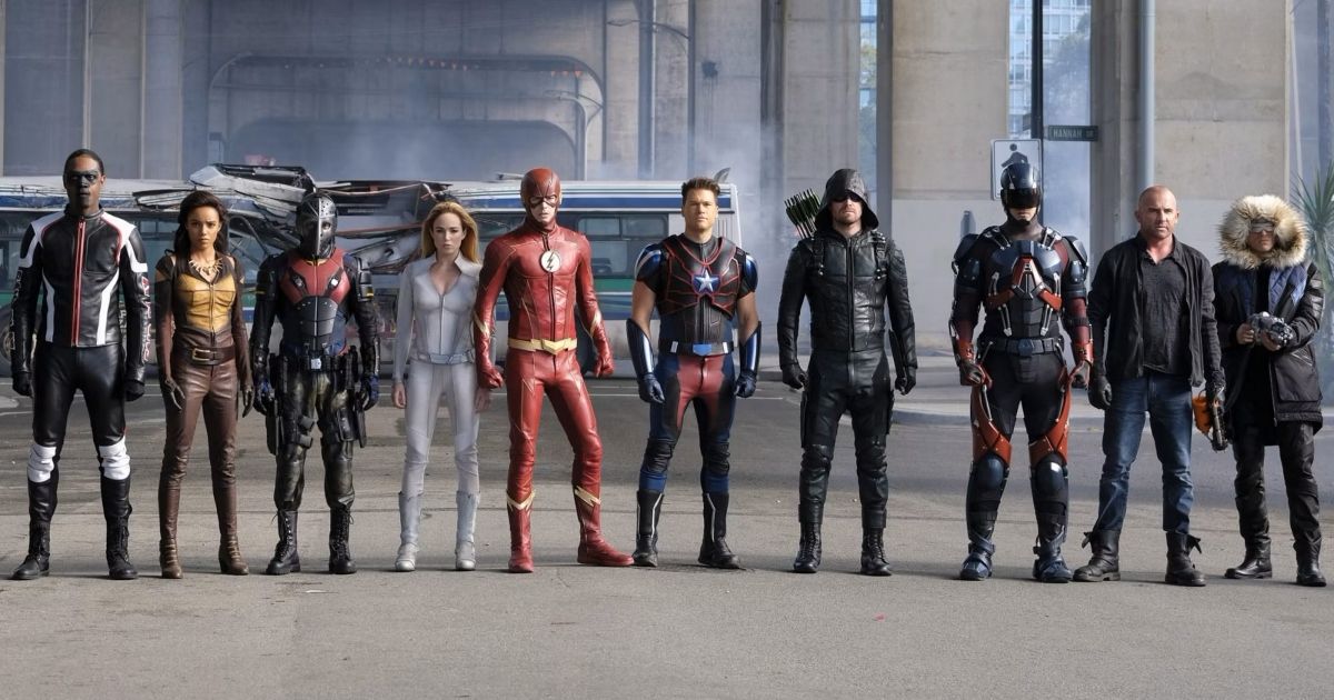 A lot of superheroes stand in a line in the Arrowverse DC crossover