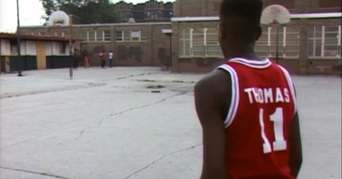 Ein Basketballspieler auf einem leeren Platz in Hoop Dreams