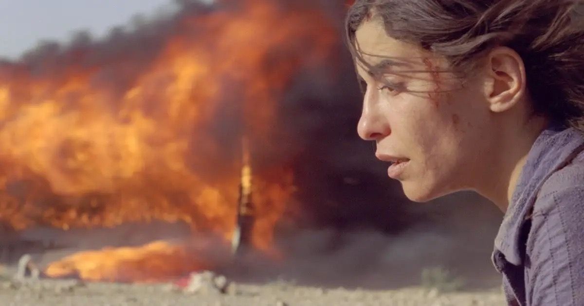 Une femme devant un feu dans Incendies