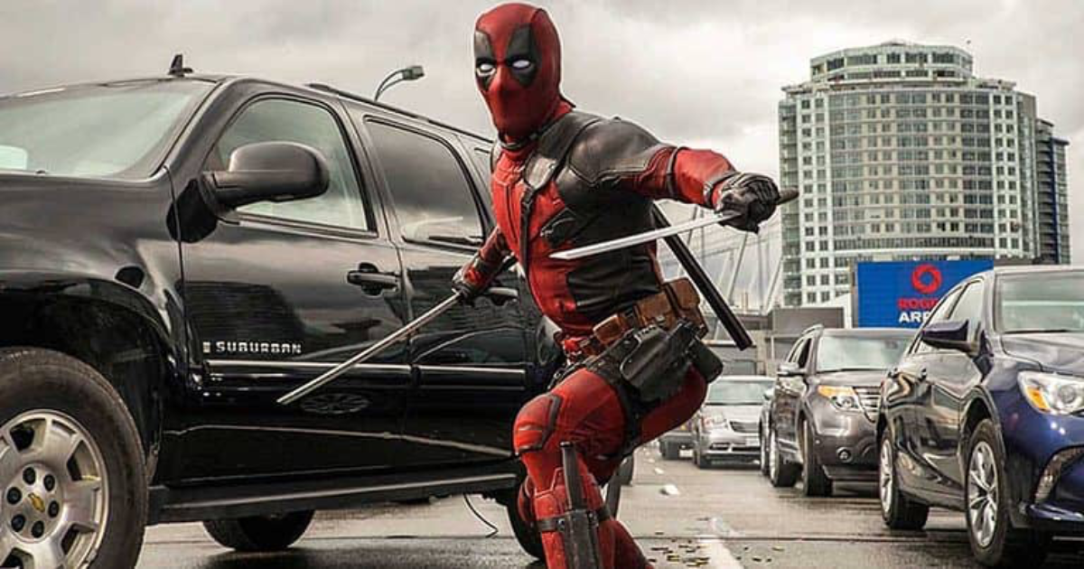 Ryan Reynolds holding weapons in Deadpool (2016)