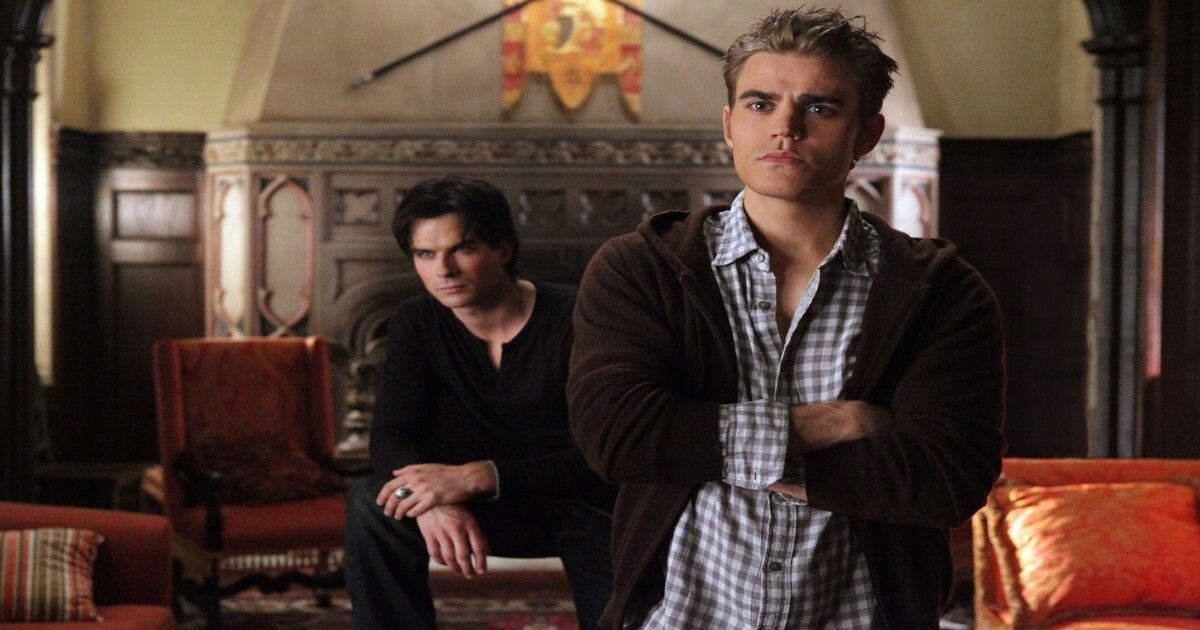 Stefan parado na frente de seu irmão para protegê-lo em Vampire Diaries