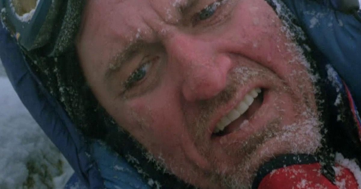 Ein dem Untergang geweihter Bergsteiger in Into Thin Air: Death on Everest
