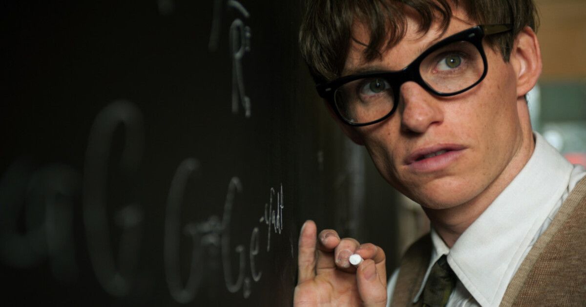 Stephen Hawking wearing glasses and leaning on a blackboard, JPG.