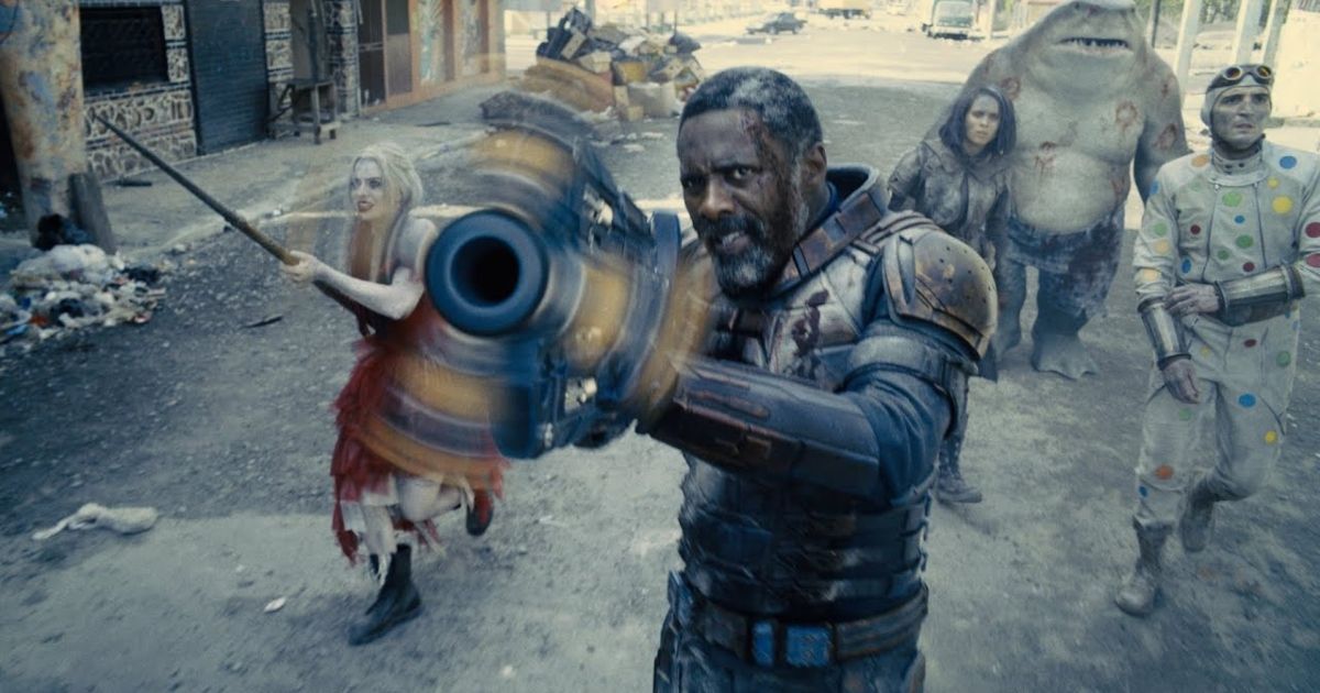 Idris Elba como Bloodsport em The Suicide Squad, de James Gunn, com vários outros personagens do filme