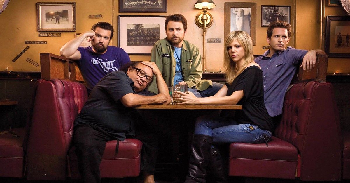 The Always Sunny in Philadelphia crew hangs out together in a booth.